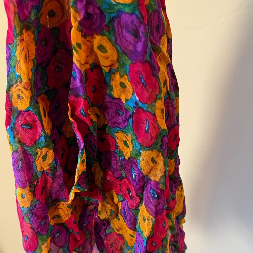 Vibrant Floral Patterned Scarf 🧣